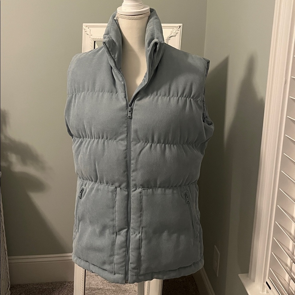 NWT Vineyard Vines Corduroy Puffer Primaloft vest, size M.